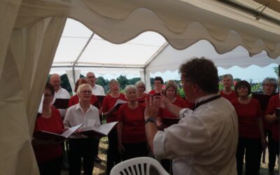 Fröhliches Fest mit Chorgesang und Wein